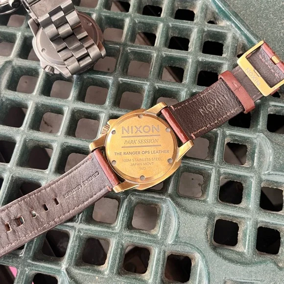 4 Nixon watches. In good condition. 
All but the digital need new batteries. - Picture 3 of 4